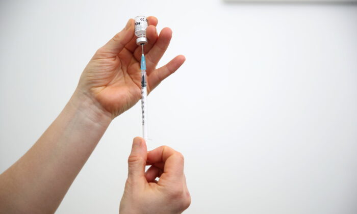 Mulher morre de raro sangramento cerebral após receber vacina contra COVID-19, diz legista
