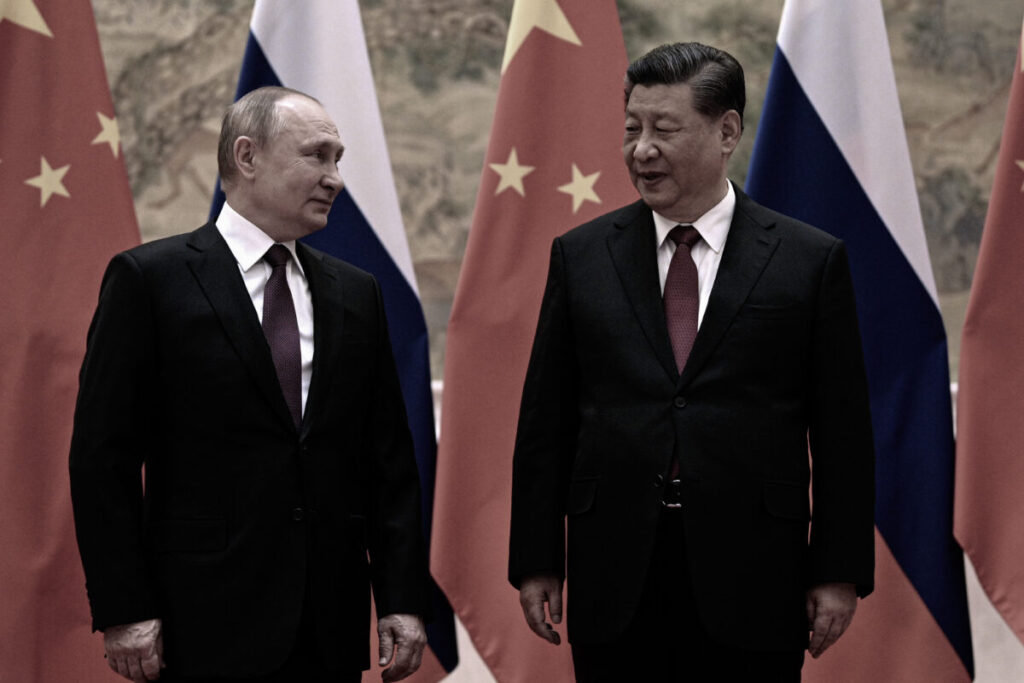 O líder chinês Xi Jinping (D) se encontra com o presidente russo Vladimir Putin (E) em Pequim no dia 4 de fevereiro de 2022 (Alexei Druzhinin/Sputnik/AFP via Getty Images)