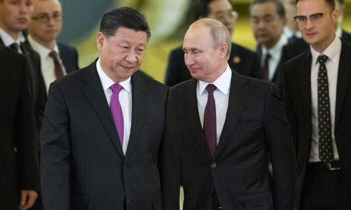 O líder chinês Xi Jinping e o presidente russo Vladimir Putin entram em um salão para conversas no Kremlin, em Moscou, na Rússia, nesta foto de arquivo de 2019 (Alexander Zemlianichenko/AP Photo)