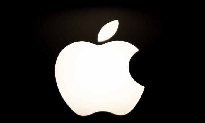 A logo da Apple é vista em uma loja no shopping Tysons Corner em Tysons Corner, Virgínia, em 26 de novembro de 2010 (Karen Bleier/AFP via Getty Images)