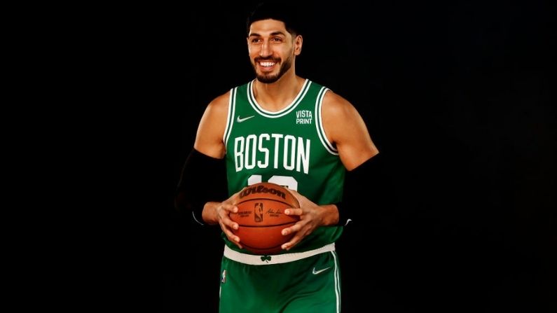 Enes Kanter #13 do Boston Celtics posa para uma foto durante o Media Day no High Output Studios, em 27 de setembro de 2021, em Canton, Massachusetts (Omar Rawlings/Getty Images)