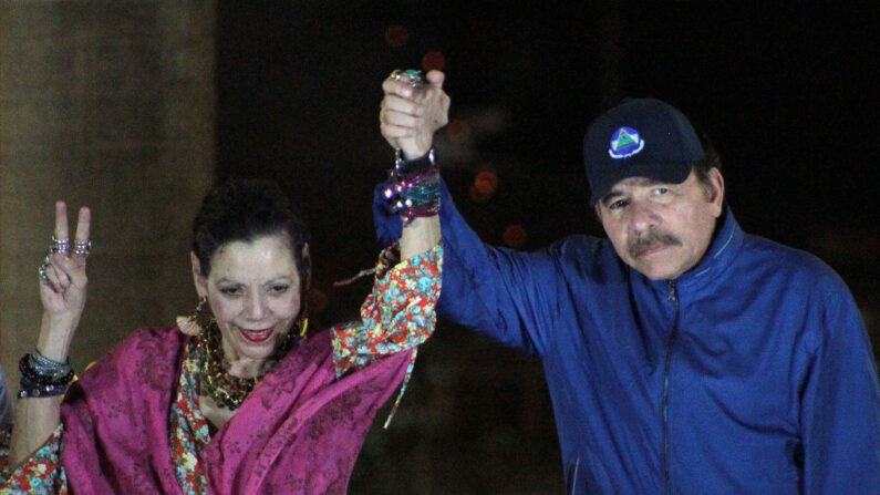 O ditador da Nicarágua Daniel Ortega (D) e sua esposa, Rosario Murillo, gesticulam para a multidão durante a inauguração do viaduto Nejapa, em Manágua, na Nicarágua, no dia 21 de março de 2019 (Maynor Valenzuela/AFP/Getty Images)