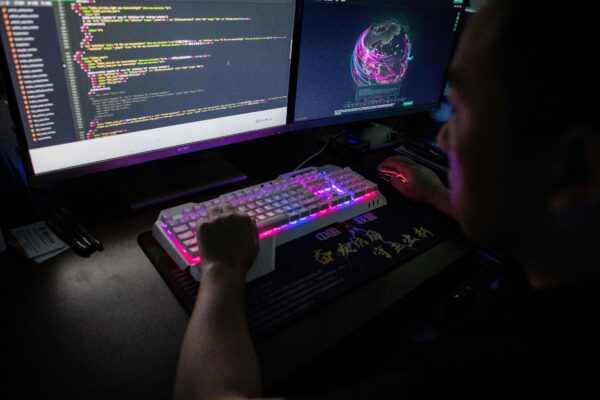 Um membro do grupo de hackers Red Hacker Alliance está monitorando ciberataques globais em seu escritório em Dongguan, província de Guangdong, no sul da China, em 4 de agosto de 2020 (Nicolas Asfouri/AFP via Getty Images)