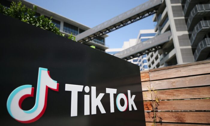 Logotipo do TikTok é exibido do lado de fora de um escritório do TikTok em Culver City, na Califórnia, em 27 de agosto de 2020 (Mario Tama/Getty)