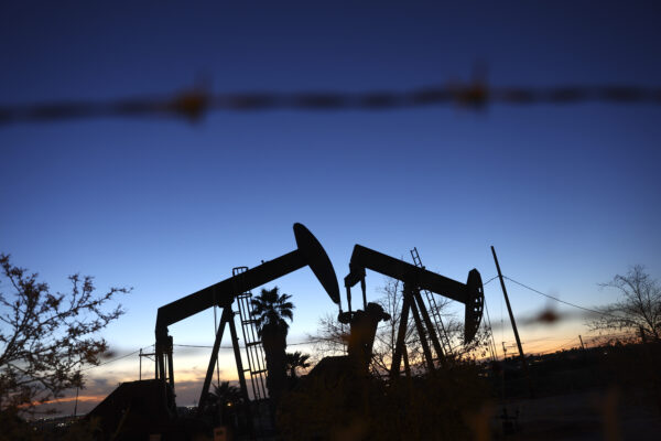 Bombas de petróleo no campo petrolífero de Inglewood em Los Angeles, na Califórnia, no dia 28 de janeiro de 2022 (Mario Tama/Getty Images)