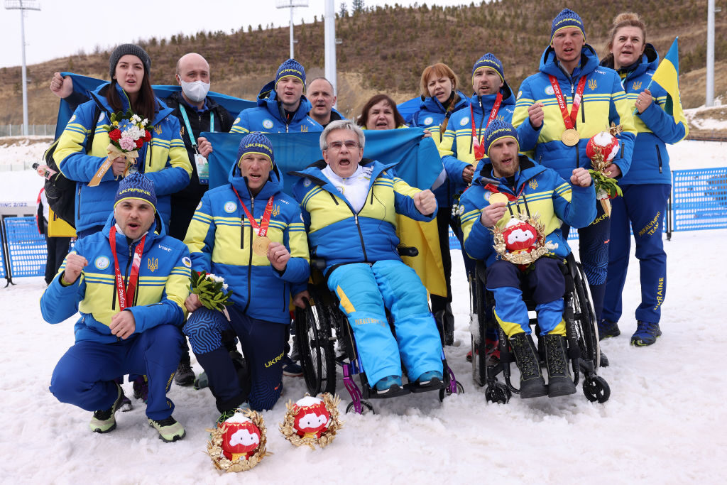 A equipe Ucrânia posa com suas medalhas de ouro após o revezamento 4x2,5 km do Para Cross-Country Open durante o nono dia dos Jogos Paralímpicos de Inverno de Pequim 2022, no Centro Nacional de Biatlo de Zhangjiakou, em Zhangjiakou, na China, no dia 13 de março de 2022 (Lantao Zhang/Getty Images)