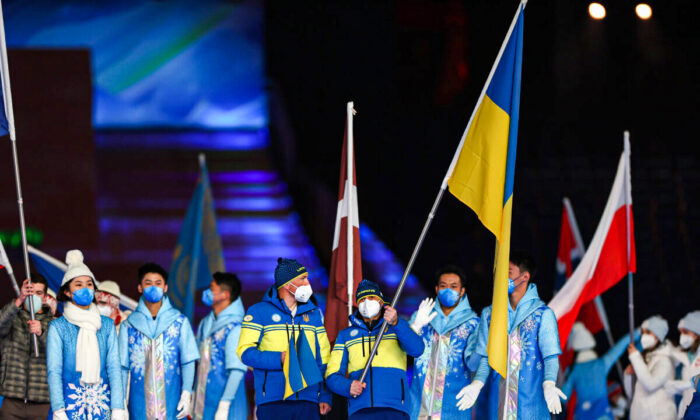 O porta-bandeira Vitalii Lukianenko, da equipe Ucrânia, agita a bandeira de seus países durante a Cerimônia de Encerramento no nono dia dos Jogos Paralímpicos de Inverno de Pequim 2022, no Estádio Nacional de Pequim,na China, no dia 13 de março de 2022 (Yifan Ding/Getty Images)
