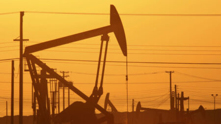 Petróleo sobe com oferta apertada e perspectiva de proibição da UE sobre oferta russa