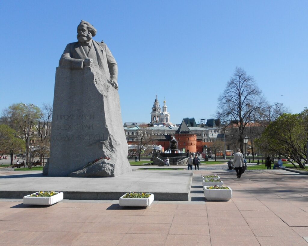Memorial de Karl Marx, em Moscou, na Rússia. Marx é co-autor do Manifesto Comunista, que ele escreveu com Friedrich Engels, e é o autor de Das Kapital (Raki_Man/CC BY 3.0)