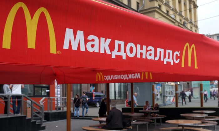 Cópias de marcas ocidentais prosperam na Rússia em meio a sanções