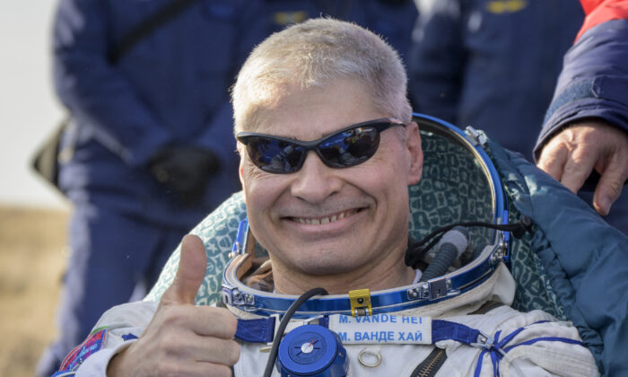 O astronauta da NASA Mark Vande Hei dá o sinal de positivo do lado de fora da espaçonave Soyuz MS-19 depois de pousar com os cosmonautas russos Anton Shkaplerov e Pyotr Dubrov em uma área remota perto da cidade de Zhezkazgan, no Cazaquistão, em 30 de março de 2022 (Bill Ingall/NASA via AP)
