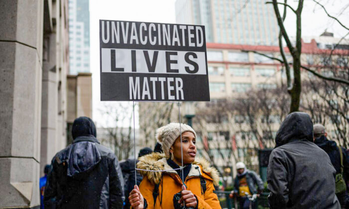 Trabalhadores se reúnem para protestar contra os mandatos de vacinação e restrições da COVID-19 na cidade de Nova Iorque, no dia 7 de fevereiro de 2022 (Angela Weiss/AFP via Getty Images)
