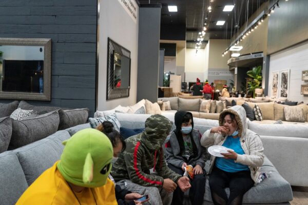 As pessoas se abrigam na loja Gallery Furniture depois que o clima de inverno causou apagões de eletricidade em Houston, no Texas, no dia 18 de fevereiro de 2021 (Go Nakamura / Getty Images)