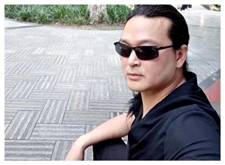 Si Yi, um homem de Chengdu, foi detido várias vezes em um hospital psiquiátrico (Fornecido por Yang Zhuhua, um voluntário do hospital psiquiátrico)