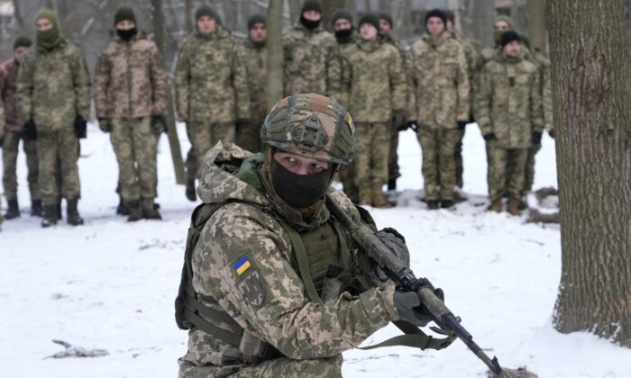 Um instrutor treina membros das Forças de Defesa Territoriais da Ucrânia, unidades militares voluntárias das Forças Armadas, em um parque da cidade de Kiev, na Ucrânia, no dia 22 de janeiro de 2022 (Efrem Lukatsky/AP Photo)
