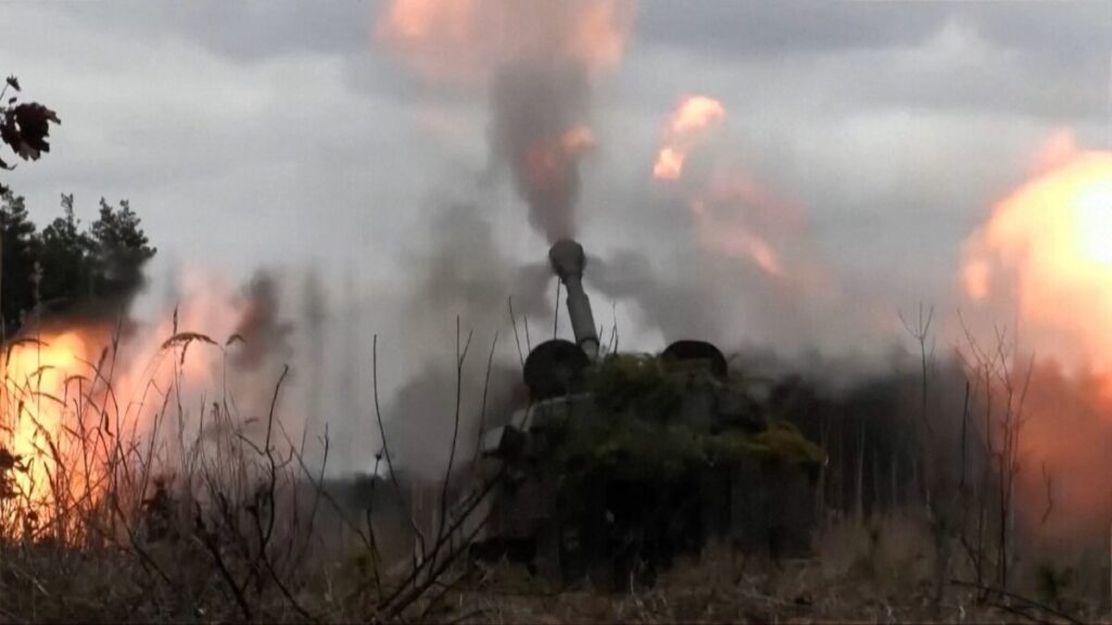 Unidade de artilharia ucraniana disparando contra posição russa perto de Kiev, na Ucrânia, no dia 6 de março de 2022 (Radio Free Europe / Radio Liberty/Screenshot via Epoch Times)