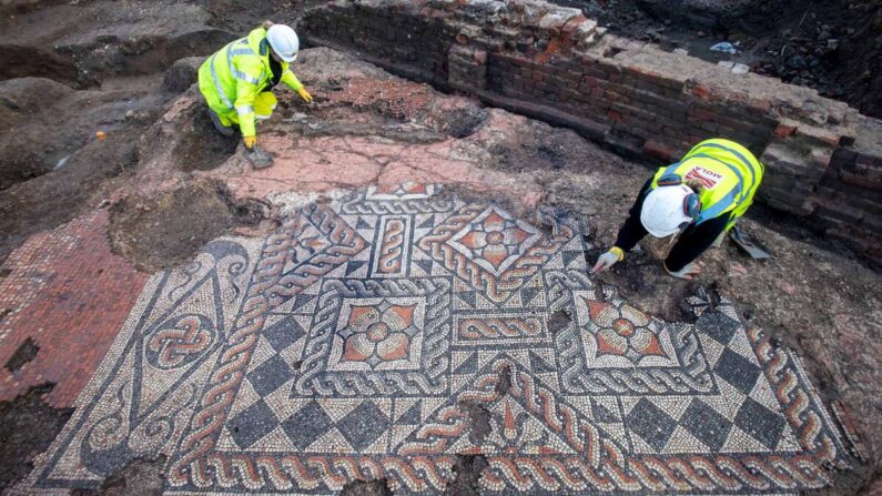 Arqueólogos descobrem maior mosaico romano de Londres em 50 anos no centro da cidade