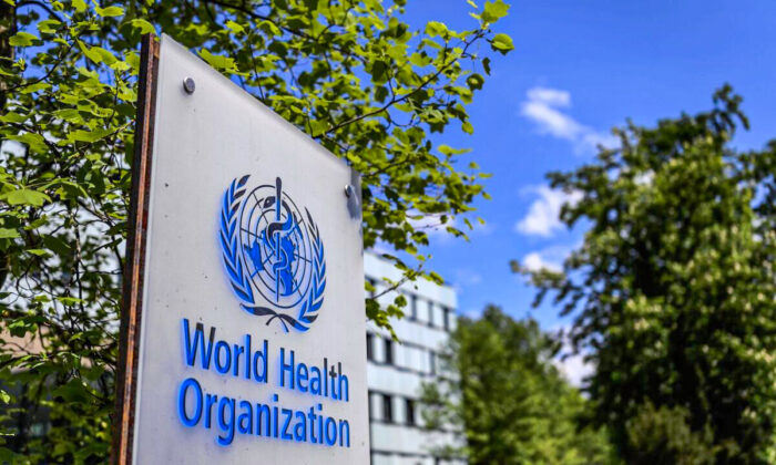 Um sinal da Organização Mundial da Saúde em Genebra, na Suíça, no dia 24 de abril de 2020 (Fabrice Coffrini/AFP via Getty Images)
