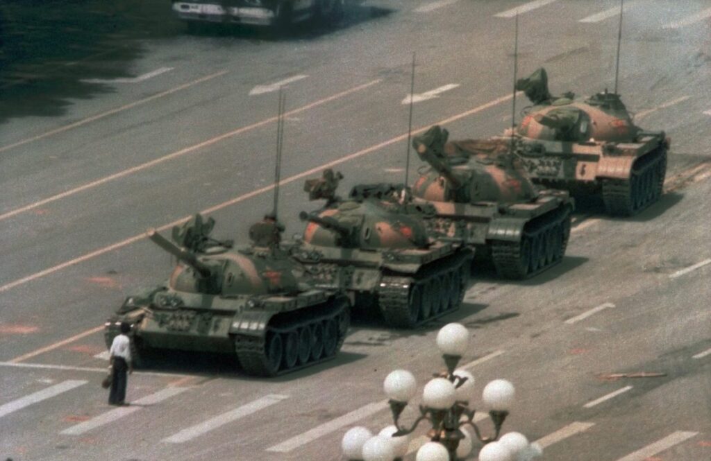 Um homem chinês fica sozinho para bloquear uma linha de tanques indo para o leste na Avenida da Paz Eterna de Pequim durante o Massacre da Praça da Paz Celestial, na China, em 5 de junho de 1989 (Jeff Widener/AP Photo)