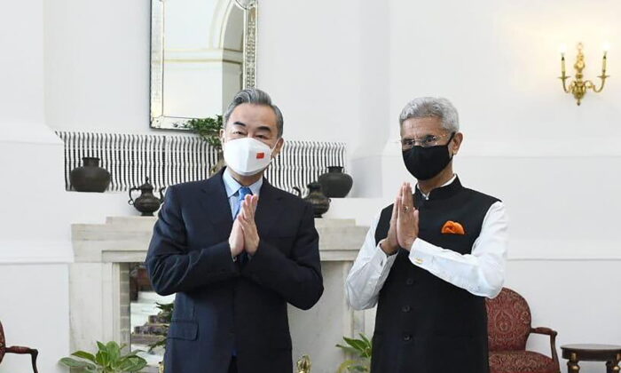 O ministro das Relações Exteriores chinês Wang Yi e seu homólogo S. Jaishankar cumprimentam a mídia antes de sua reunião em Nova Délhi, na Índia, em 25 de março de 2022 (Twitter do ministro das Relações Exteriores da Índia S. Jaishankar via AP)
