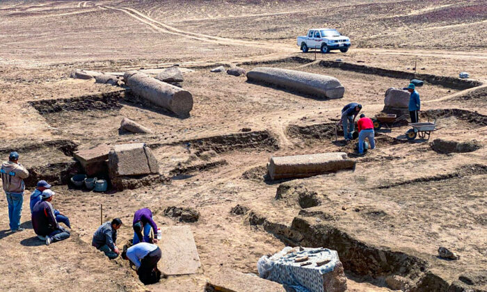 Arqueólogos trabalham nas ruínas de um templo para Zeus-Kasios, o antigo deus grego, no sítio arqueológico de Tell el-Farma, no canto noroeste da Península do Sinai, em 25 de abril de 2022 (Ministério de Turismo e Antiguidades do Egito via AP)