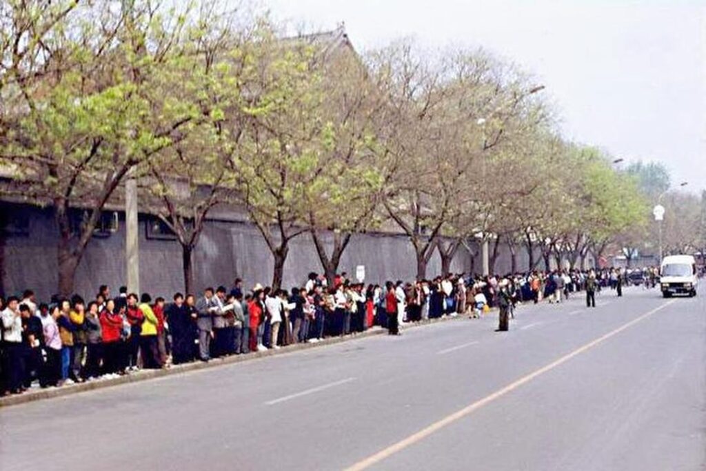 Mais de 10.000 praticantes do Falun Gong foram apelam em 25 de abril de 1999, em Pequim, China (Minghui.org)