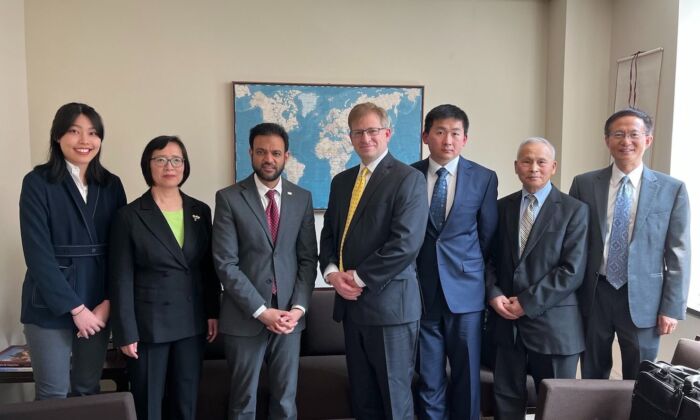 Embaixador da Liberdade Religiosa dos EUA se reúne com representantes do Falun Gong por perseguição do PCCh