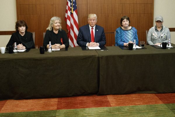 O então candidato presidencial republicano Donald Trump (C) senta-se com (da esquerda para a direita) Paula Jones, Kathy Shelton, Juanita Broaddrick e Kathleen Willey na Universidade de Washington, em St. Louis, no dia 9 de outubro de 2016 (Evan Vucci/AP Photo)