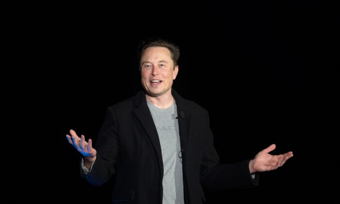 Elon Musk gesticula enquanto fala durante uma conferência de imprensa nas instalações da Starbase da SpaceX perto de Boca Chica Village, no sul do Texas, em 10 de fevereiro de 2022 (JIM WATSON/AFP via Getty Images)