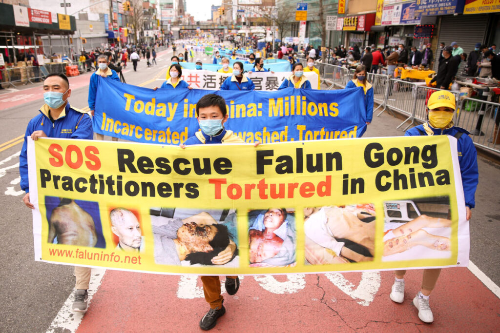 Praticantes do Falun Gong participam de um desfile em Flushing, Nova Iorque, em 18 de abril de 2021, para comemorar o 22º aniversário do apelo pacífico de 25 de abril de 10.000 praticantes do Falun Gong em Pequim (Samira Bouaou/ Epoch Times)