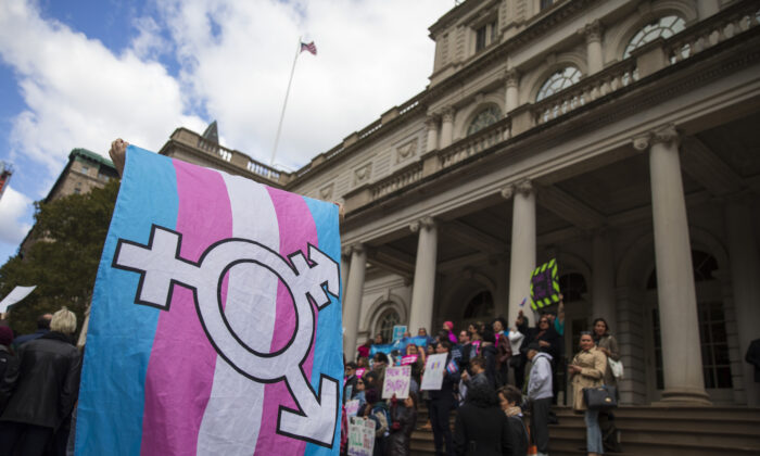 Ativistas LGBT e seus apoiadores se reúnem em apoio a pessoas transgênero nos degraus da Prefeitura de Nova Iorque, em 24 de outubro de 2018 (Drew Angerer/Getty Images)