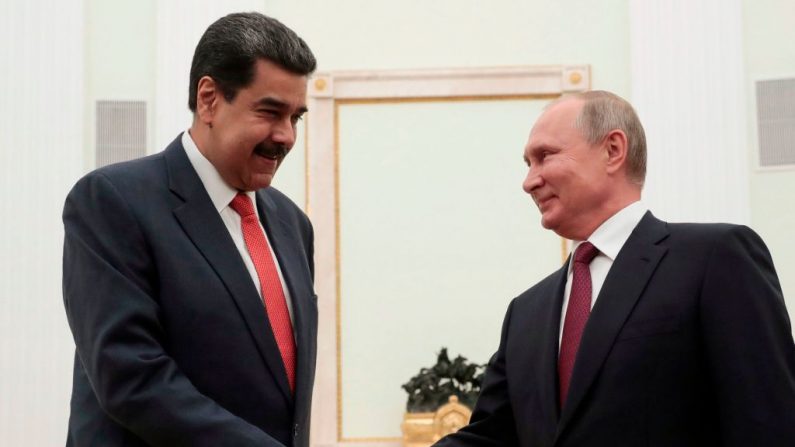 O presidente russo Vladimir Putin (D) cumprimenta o líder chavista venezuelano Nicolás Maduro (E) durante uma reunião no Kremlin, em Moscou, no dia 25 de setembro de 2019 (SERGEI CHIRIKOV/AFP/Getty Images)
