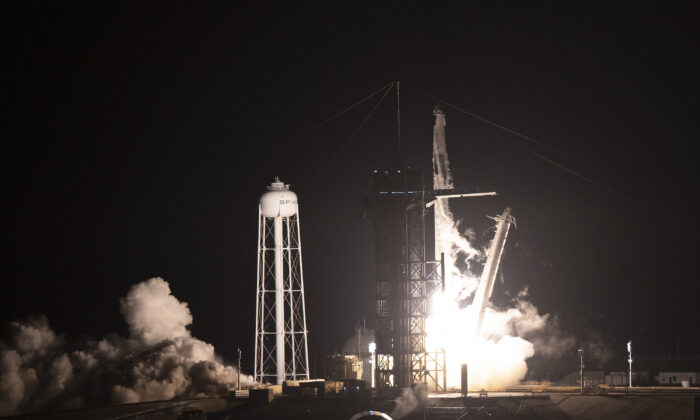 Foguete Falcon 9 da SpaceX com a espaçonave Crew Dragon decola da plataforma de lançamento 39A no Kennedy Space Center 2021 em Cape Canaveral, na Flórida, em 10 de novembro de 2021 (Joe Raedle/Getty Images)
