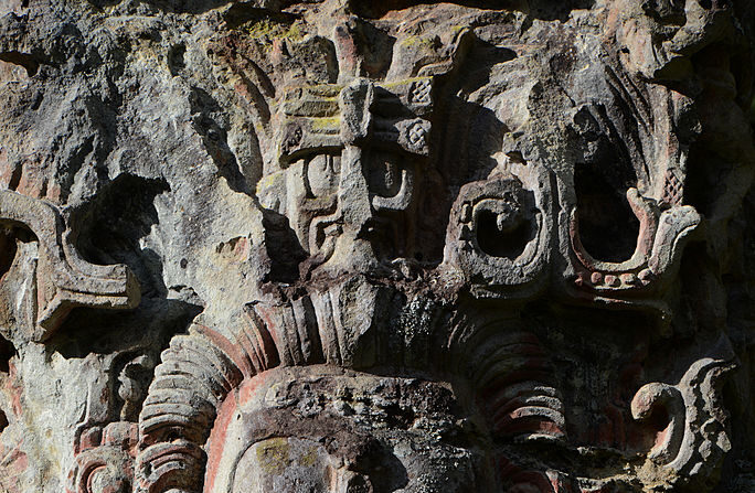 Vista da estela do rei Uaxaclajuun Ub'aah K'awill, 13º governador do estado de Copan no sítio arqueológico de Copan Ruinas, 400 km a nordeste de Tegucigalpa, em 21 de dezembro de 2012, no final do ciclo maia conhecido como Bak' tun 13 e o início da nova era maia. (ORLANDO SIERRA/AFP via Getty Images)
