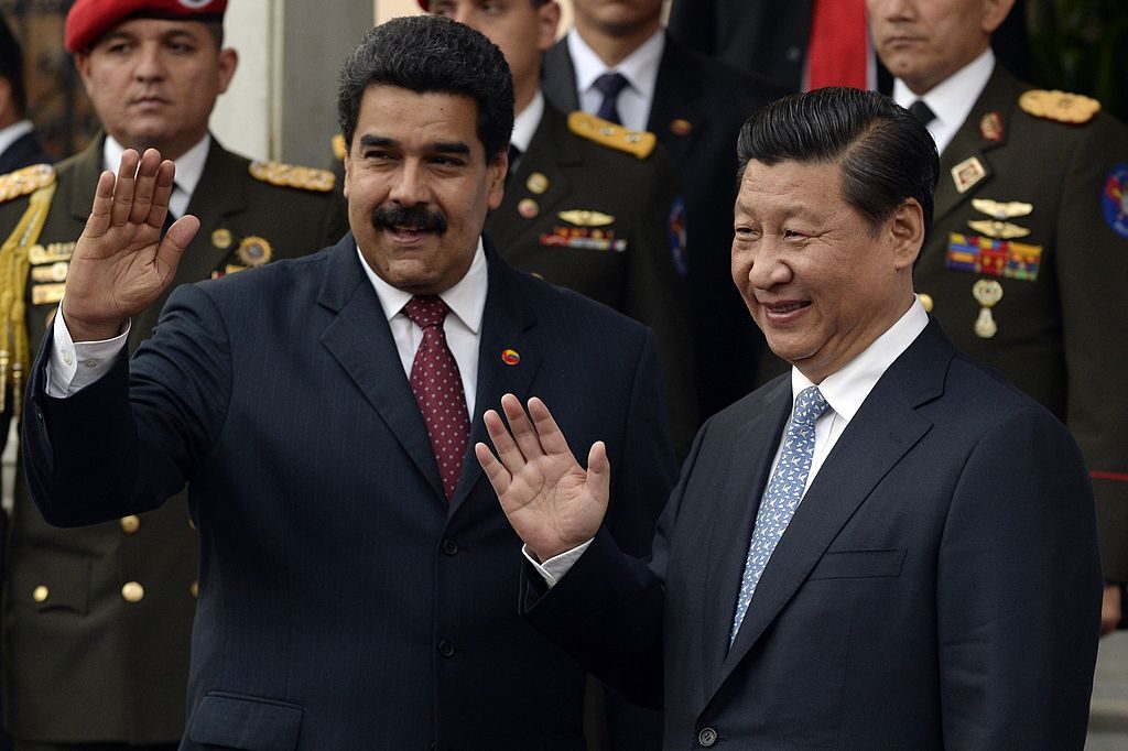 O ditador venezuelano Nicolás Maduro (E) e o líder chinês Xi Jinping durante uma reunião no Palácio Presidencial Miraflores, em Caracas, em 20 de julho de 2014 (LEO RAMIREZ/AFP via Getty Images)