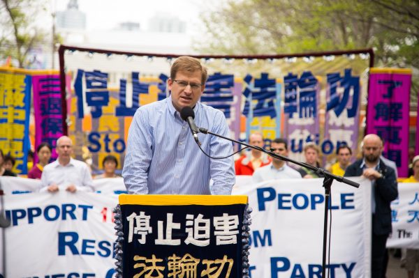 Levi Browde, sócio de uma empresa de software com sede em Manhattan e diretor executivo do Centro de Informações do Falun Dafa, fala em um comício do Falun Gong em 14 de maio de 2014 (Dai Bing/Epoch Times)