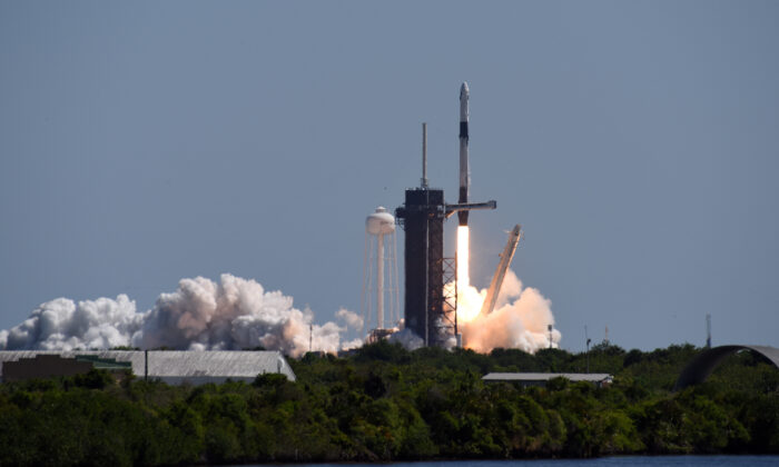 Um foguete SpaceX Falcon 9 decola do complexo de lançamento 39A no Kennedy Space Center em Cape Canaveral, Flórida, em 8 de abril de 2022 (Red Huber/Getty Images)