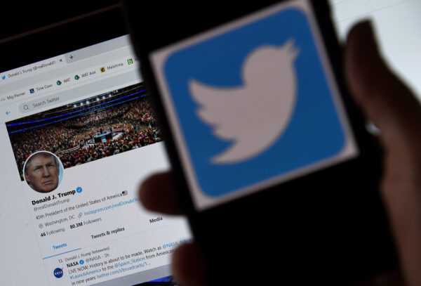 Nesta  da foto, um logotipo do Twitter é exibido em um telefone celular com a página do Twitter do presidente Trump mostrada em segundo plano, em Arlington, Virgínia, em 27 de maio de 2020 (Olivier Douliery/AFP via Getty Images)