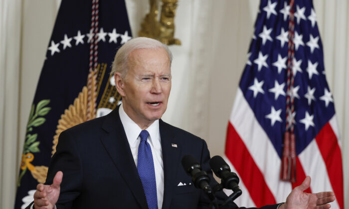 O presidente Joe Biden fala na Casa Branca em Washington, em 5 de abril de 2022 (Chip Somodevilla/Getty Images)