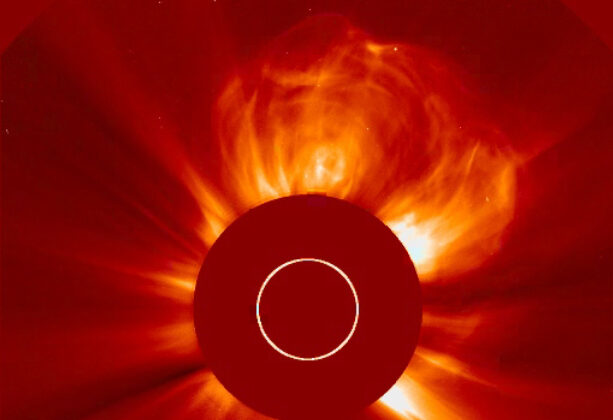 Grande explosão solar durante a Páscoa provoca apagões de rádio