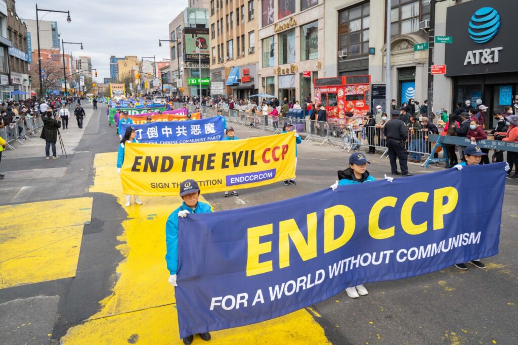 Praticantes de Falun Gong participam de um desfile para comemorar o 23º aniversário do apelo pacífico de 10.000 praticantes do Falun Gong em Pequim em 25 de abril, em Flushing, NY, no dia 23 de abril de 2022 (Zhang Jingyi/Epoch Times)