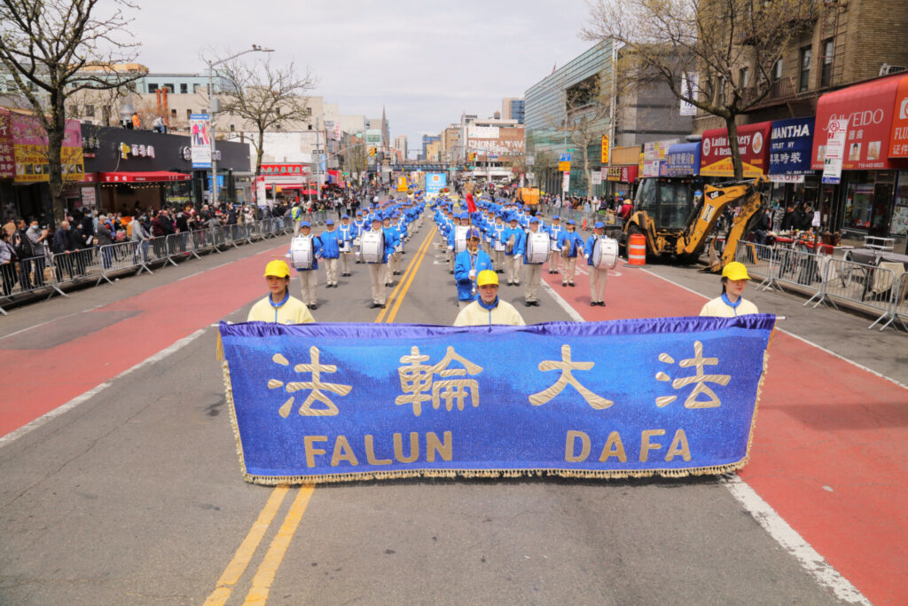 Praticantes de Falun Gong participam de um desfile para comemorar o 23º aniversário do apelo pacífico de 25 de abril em Pequim, no bairro de Flushing, em Nova Iorque, em 23 de abril de 2022 (Zhang Xuehui/Epoch Times)