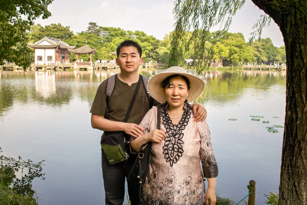Simon Zhang e sua mãe Ji Yunzhi durante uma viagem à cidade de Hangzhou, na província de Zhejiang, na China, em 2012 (Cortesia de Simon Zhang)