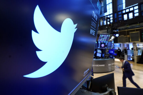 O logotipo do Twitter aparece acima de um posto de negociação no pregão da Bolsa de Valores de Nova Iorque, em 29 de novembro de 2021 (Richard Drew/AP Photo)
