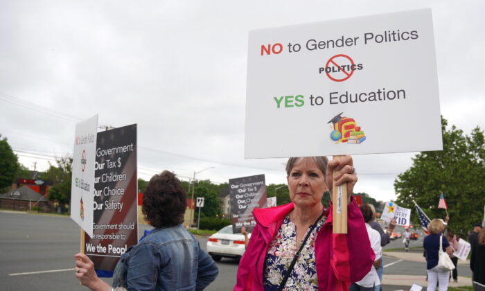 ‘Não à política de gênero’: pais da Virginia protestam contra movimento pró-transgêneros nas escolas primárias