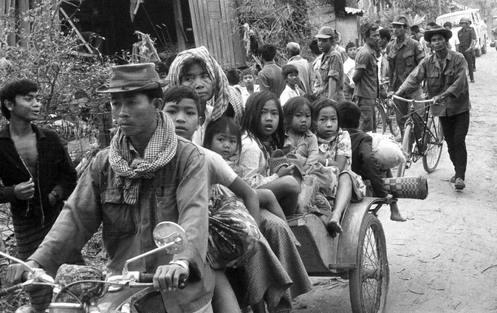 Cambojanos fogem dos insurgentes do Khmer Vermelho durante o bombardeio de artilharia de Phnom Penh, em 28 de janeiro de 1974 (foto da AP)