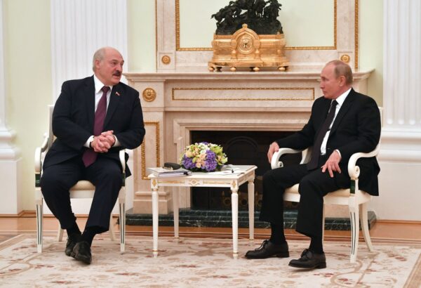 O presidente russo Vladimir Putin (Direita) se encontra com o presidente da Bielorussia, Alexander Lukashenko, no Kremlin, em Moscou, em 9 de setembro de 2021 (Mikhail Voskresenskiy/SPUTNIK/AFP via Getty Images)