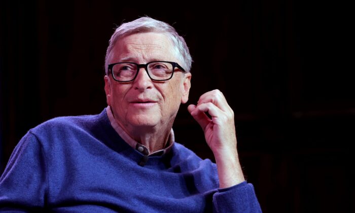 Bill Gates discute seu novo livro 'Como prevenir a próxima pandemia' no palco do 92Y em Nova Iorque, em 3 de maio de 2022 (Michael Loccisano/Getty Images)