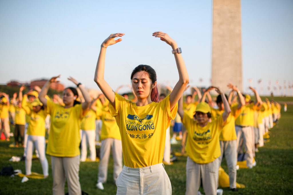 Praticantes do Falun Gong fazem exercícios em um evento que marca o 22º aniversário do início da perseguição do regime chinês ao Falun Gong, em Washington, em 16 de julho de 2021 (Samira Bouaou/ Epoch Times)