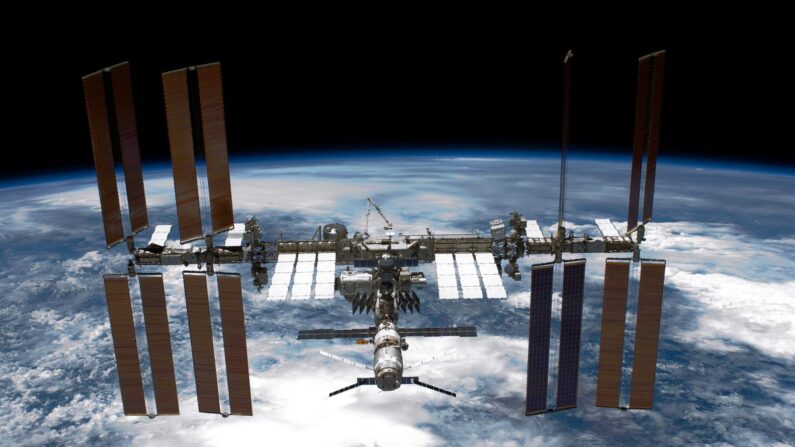 Atrás do planeta Terra, a Estação Espacial Internacional (ISS) é vista do ônibus espacial da NASA, Endeavour, depois que a estação e o ônibus espacial começaram sua separação relativa pós-desacoplamento no espaço, em 29 de maio de 2011 (NASA via Getty Images)